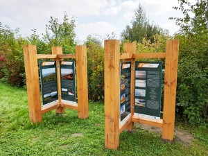 Tablica edukacyjna wolnostojąca trzysłupowa